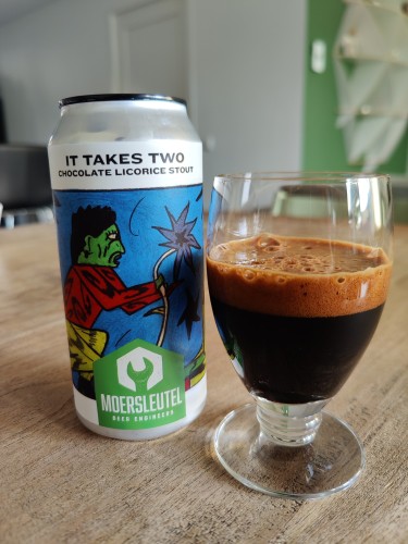 A can of It Takes Two by De Moersleutel and Kees with a tasting glass with pitch black beer with brown foam 